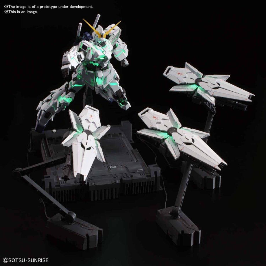 1/100 Master Grade EX Unicorn Gundam Pose 6